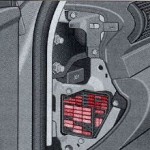 Accès à la boîte à fusibles de l'Audi A4 B6 côté conducteur.