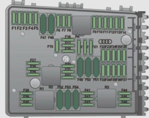 Vue du compartiment moteur Audi S3 2010, pour le fusible de l'allume-cigare.