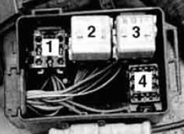Panneau de relais auxiliaire monté à l'avant gauche du moteur.