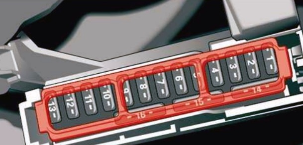 Schéma du panneau de fusibles du cockpit, situé derrière le revêtement arrière.