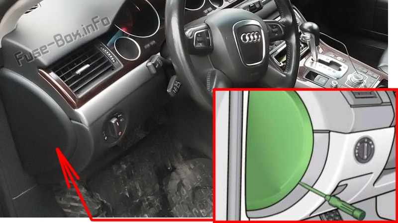Emplacement du bloc de fusibles gauche dans l'habitacle d'une Audi A8/S8.