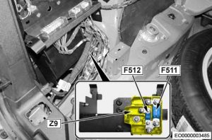 Deuxième image des supports de fusibles situés dans le coffre.