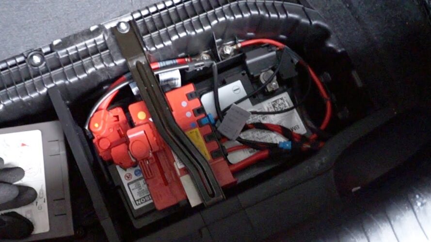 Remplacement de batterie pour BMW Série 1 E87, E81, E82, E88 (2004-2011) situé dans le coffre.