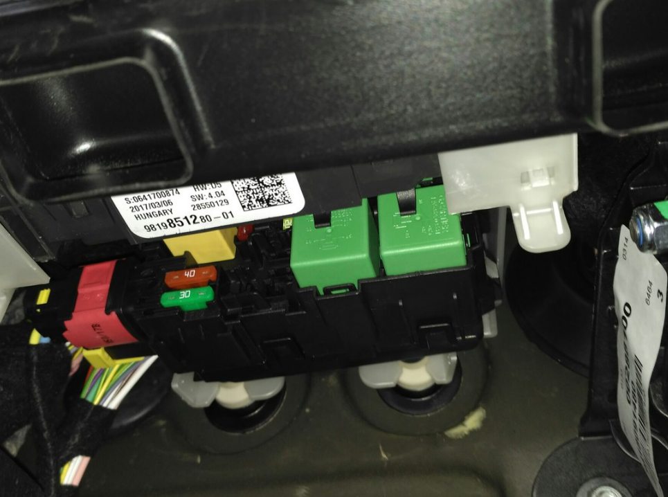 Retrait du couvercle de protection de la boîte à fusibles de l'habitacle.
