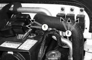 Détail de l'emplacement des fusibles et relais 12V dans le compartiment moteur.