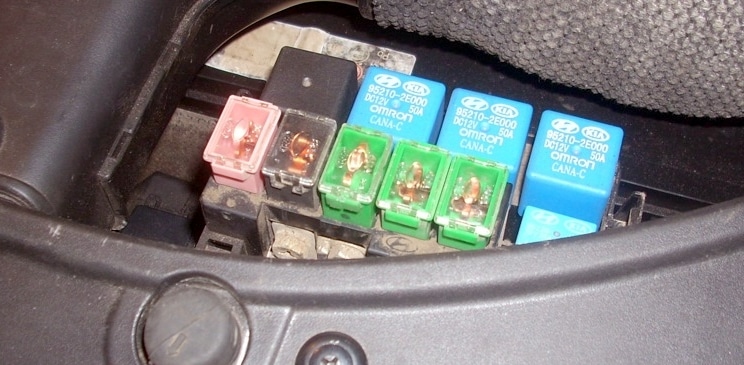 Boîte à fusibles spécifique aux modèles avec moteur diesel.