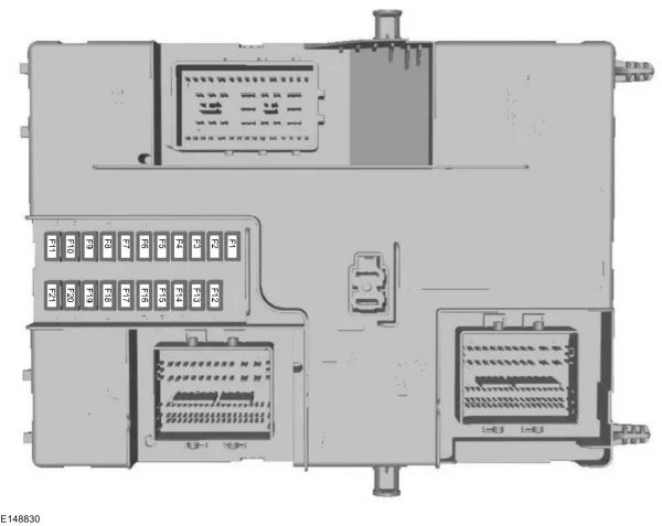 Module de commande de carrosserie, à gauche derrière les panneaux de garniture.