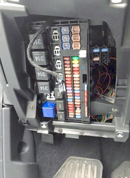 Exemple photographique de l'emplacement du fusible dans l'habitacle du véhicule.