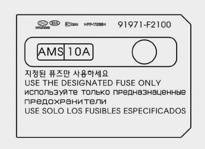 Couvercle de borne de batterie avec fusibles RLY.4 et RLY.6.