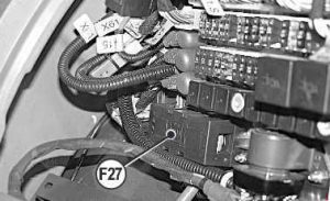 Détail de la boîte à fusibles, avec le circuit de l'alarme de recul.