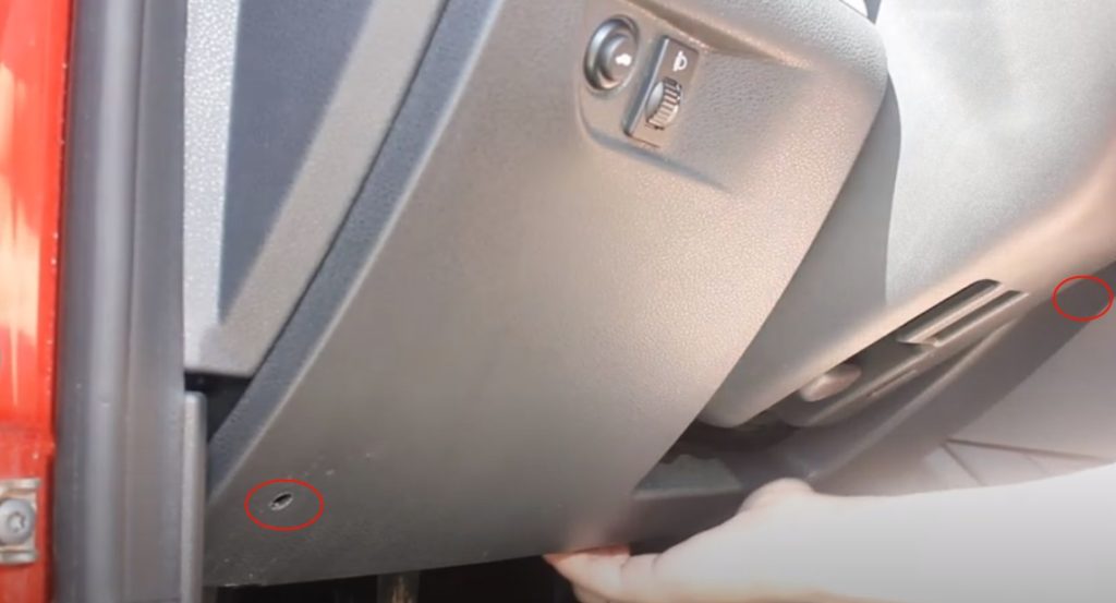 Image détaillée de l'habitacle, illustrant l'accès au fusible derrière le couvercle de protection.