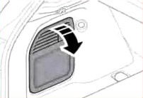 Boîtiers de fusibles supérieur et inférieur derrière le panneau latéral du coffre.