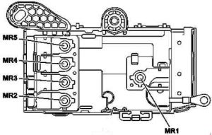 Vue de dessous de la boîte à fusibles préliminaire du compartiment moteur.