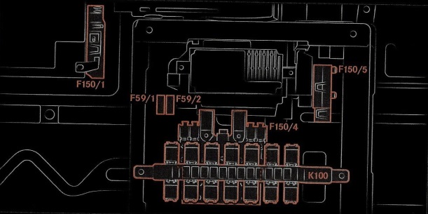 Disposition des fusibles sous le siège conducteur et dans le compartiment batterie.