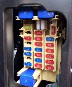 Boîte à fusibles de l'habitacle côté conducteur sous le couvercle du tableau de bord.