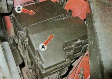 Compartiment moteur du Nissan X-Trail T31 montrant l'emplacement des boîtes à fusibles.