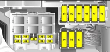 Couvercle de la boîte à fusibles du compartiment moteur soulevé, révélant les fusibles.