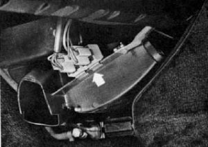 Emplacement des relais de climatisation près de la console centrale des modèles Type 1.