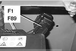 Vue détaillée des fusibles du Renault Magnum dans le compartiment de la batterie.