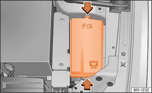 Emplacement des fusibles du capteur d'embrayage dans le compartiment moteur.