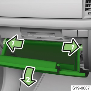 Vue rapprochée des fusibles du tableau de bord Škoda Kodiaq, année 2020.