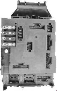 Vue arrière du panneau de fusibles Smart Fortwo (jusqu'à 2004).