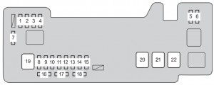 Boîte à fusibles moteur vue supérieure Toyota Aygo AB10 (2012-2014).