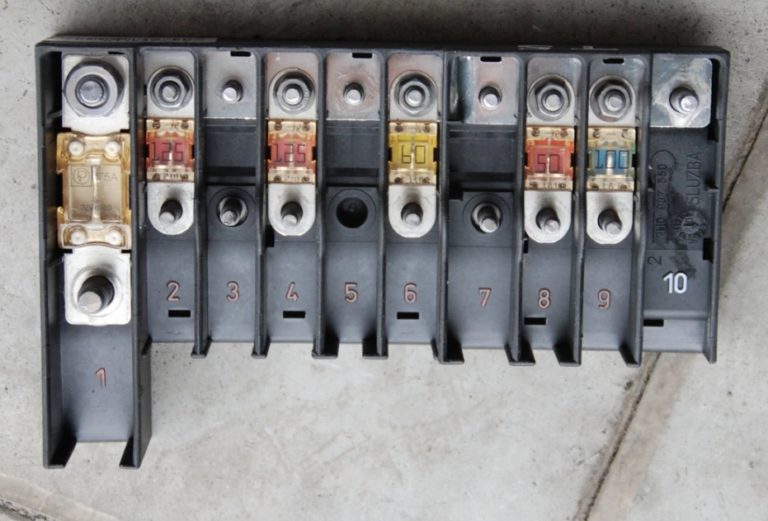 Boîte à fusibles haute puissance connectée à la batterie du véhicule.