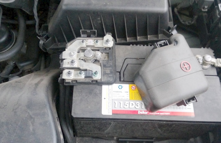 Boîte à fusibles de puissance avec fusibles haute intensité sur la batterie.
