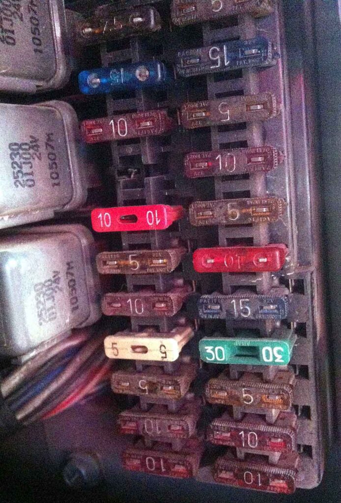 Photo d'une version spécifique de la boîte à fusibles d'habitacle.