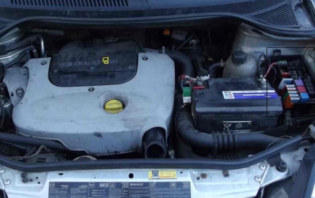 Unité de commande moteur située à gauche, près de la batterie.